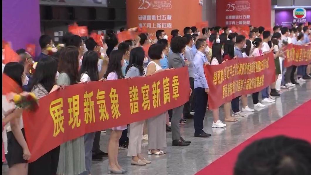 民眾列隊歡迎。（圖／翻攝自TVB）