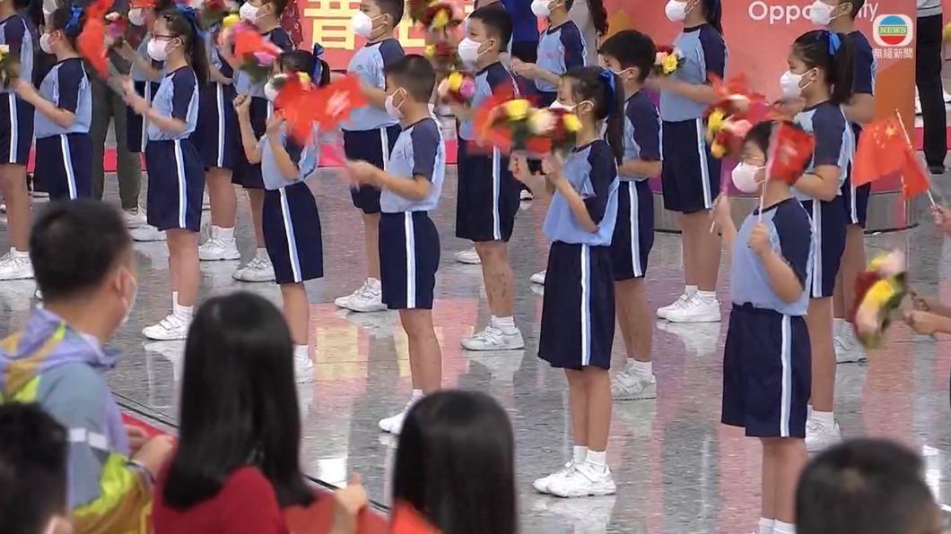 許多學生也列隊歡迎。（圖／翻攝自TVB）