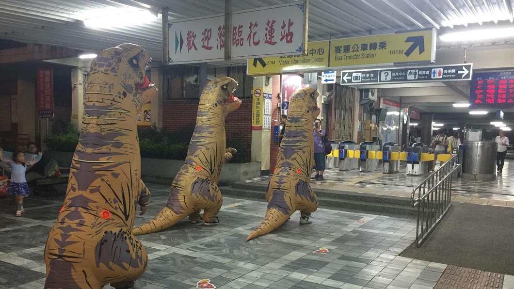 花蓮火車站驚見4恐龍!熱血男屢諾返鄉 保全幫拖行李狂偷笑