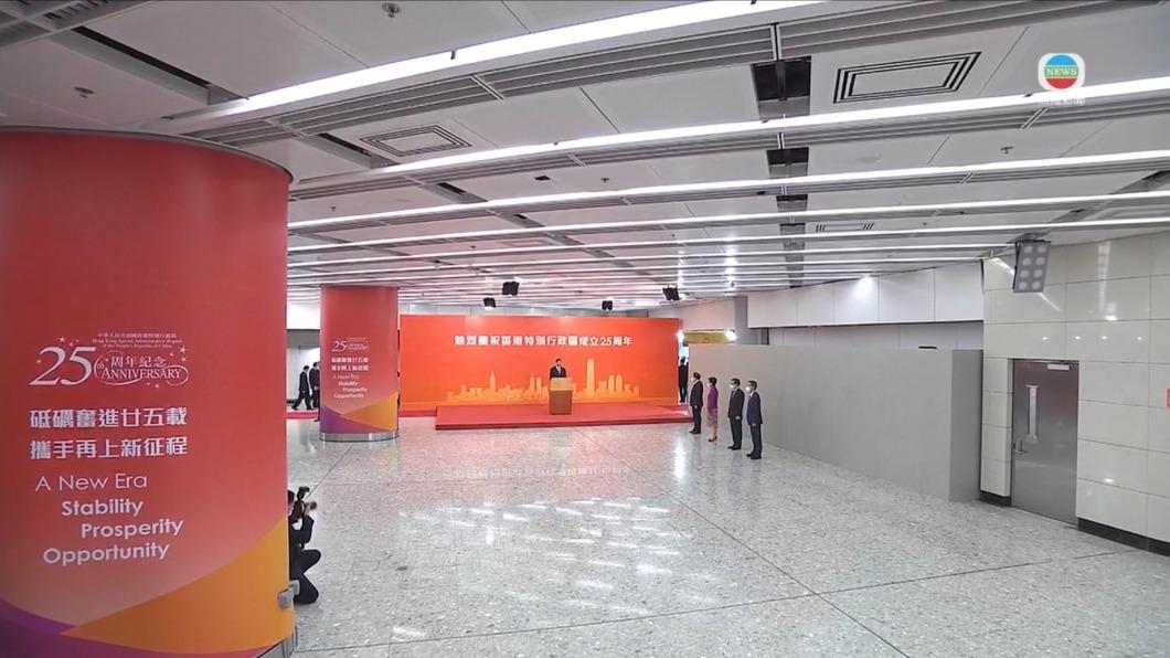 習近平抵港發表講話,媒體被安排在安全距離外。(圖/翻攝自TVB)
