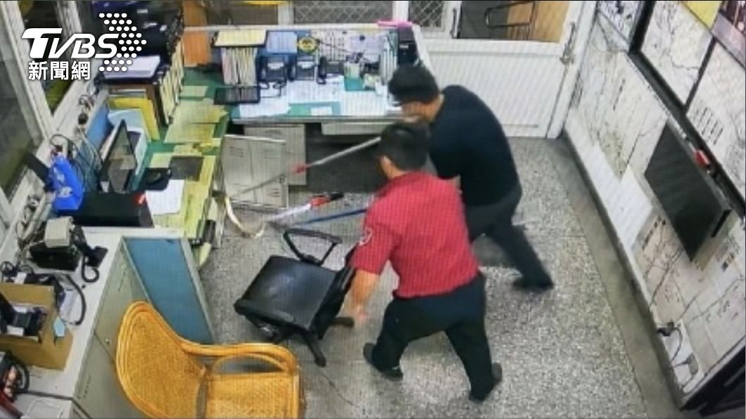 消防隊有蛇出沒！　亂竄玩捉迷藏不敵捕蛇夾落網