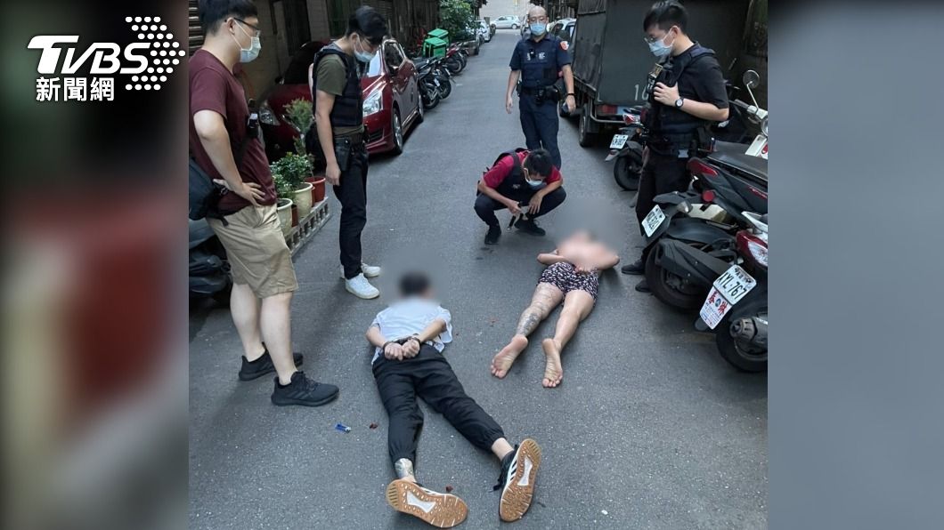新莊火鍋店砍人案的主嫌遭壓制逮捕。(圖/TVBS)