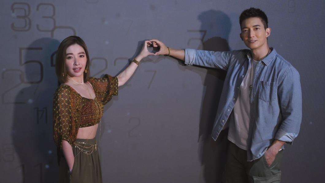 許維恩與王家梁對占卜都很有興趣。(圖/寬宏藝術提供)