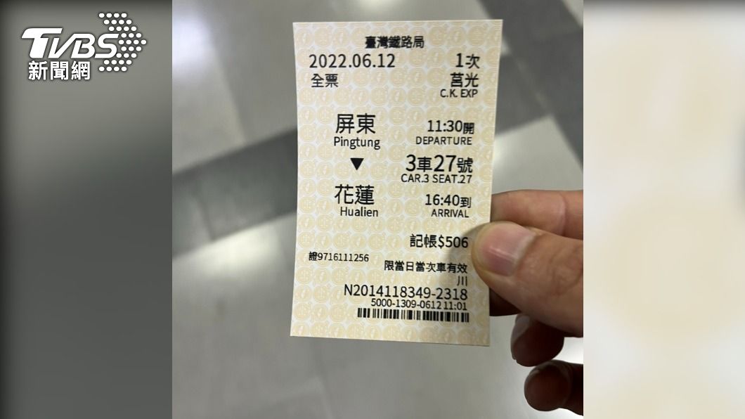 員警協助老翁搭車返家。(圖/TVBS)