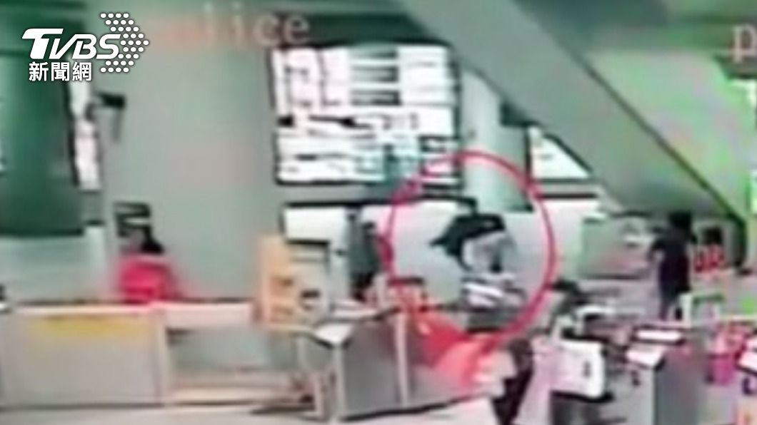 捷運警察獲報後,到場將人逮捕。(圖/TVBS)
