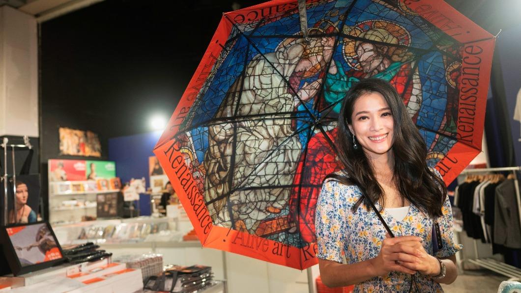 李文儀很喜歡看展覽。(圖/三立提供)