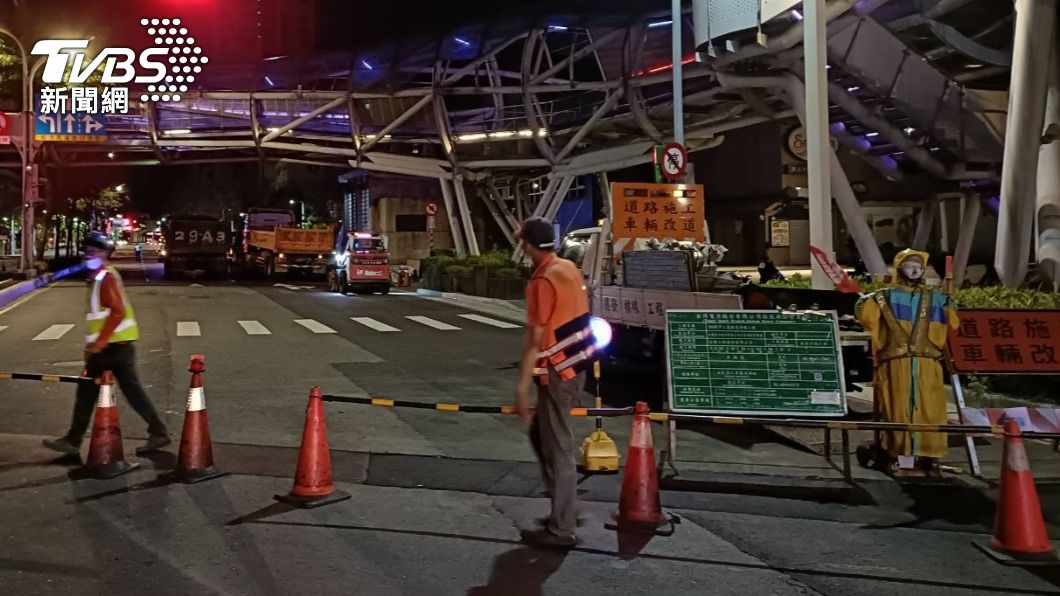 當時封路進行柏油路鋪設工程。(圖/TVBS)
