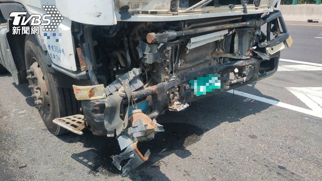 西濱死亡車禍！砂石車駕駛撿打火機　撞工程車1死1命危