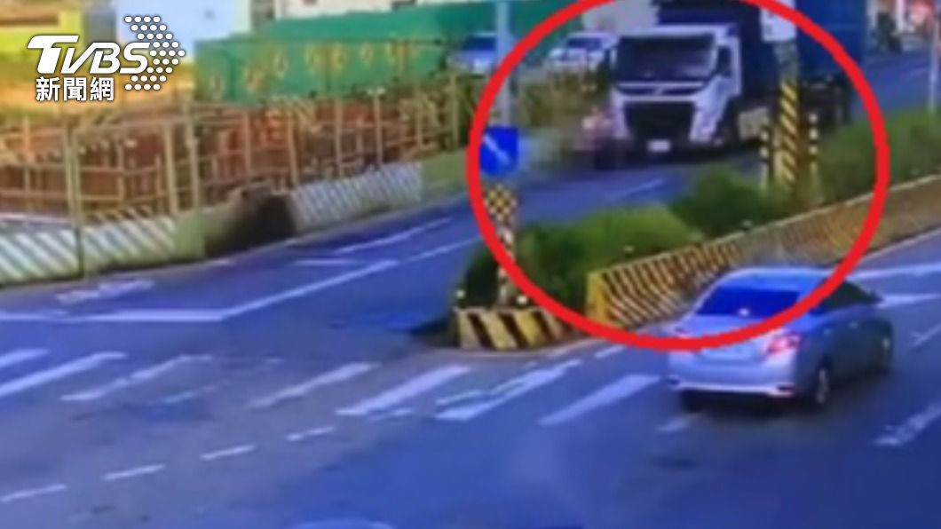 視線死角釀禍！曳引車衝撞騎士　7旬婦遭輾拖行當場身亡