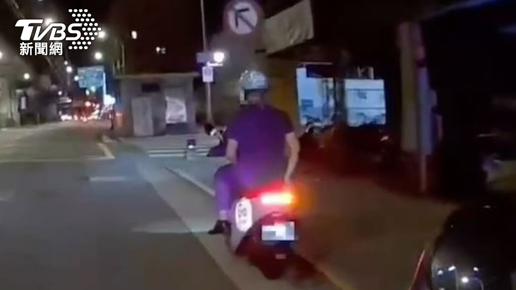 巡邏員警發現他騎車搖晃,上前盤查。(圖/TVBS)