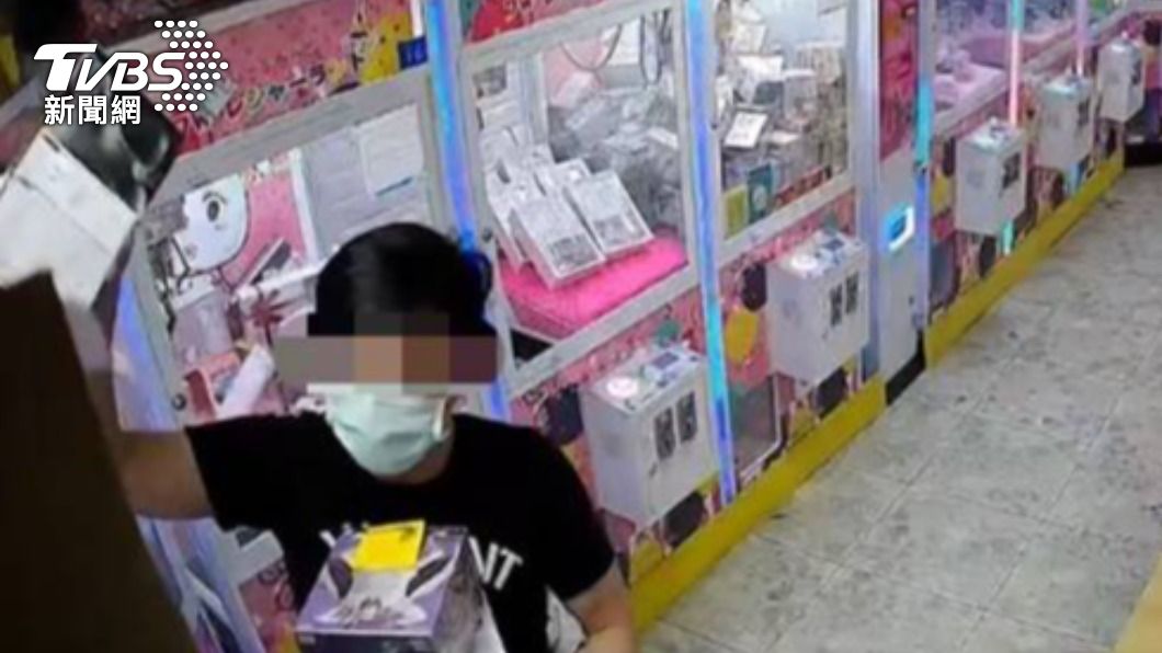 專偷高價GK公仔。（圖／TVBS）