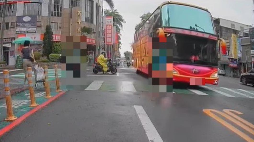 驚險瞬間！女學生過馬路突往前衝　遊覽車3秒極限煞停