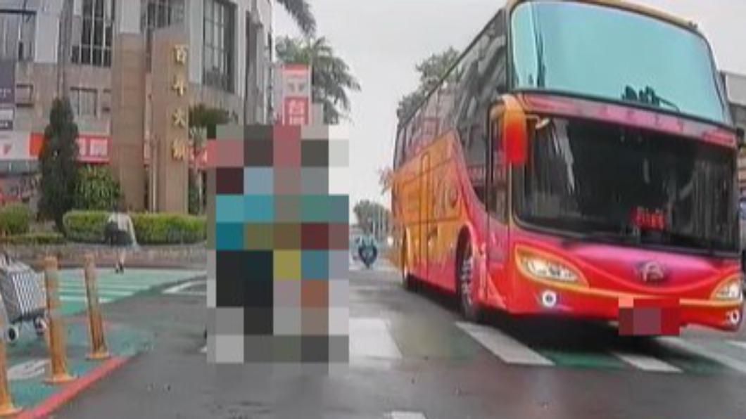 女學生閃過遊覽車。(圖/翻攝自記者爆料網)