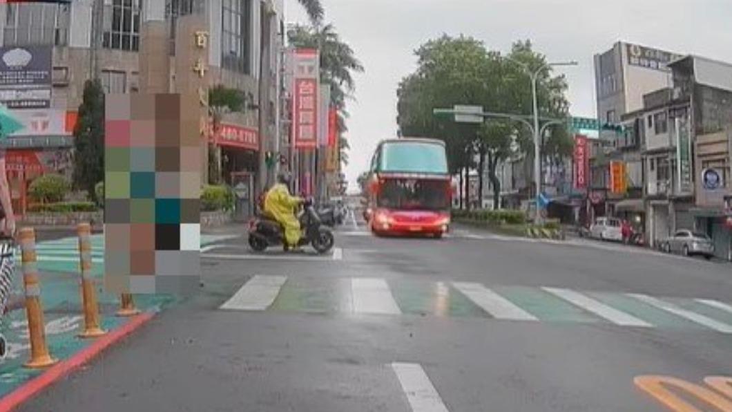 兩名學生準備過馬路。(圖/翻攝自記者爆料網)