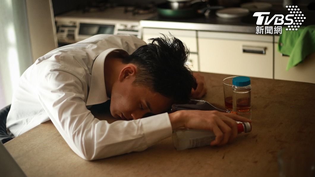 醫師林相宏提醒,酗酒是引發慢性胰臟炎的最大元兇。(示意圖/shutterstock達志影像)