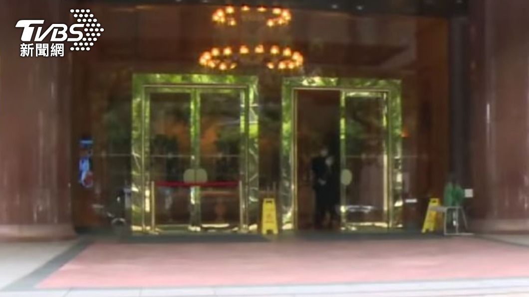事發當天下雨,女老闆控訴飯店業者未清水漬、放警示牌,害她跌倒受傷。(圖/TVBS資料畫面)