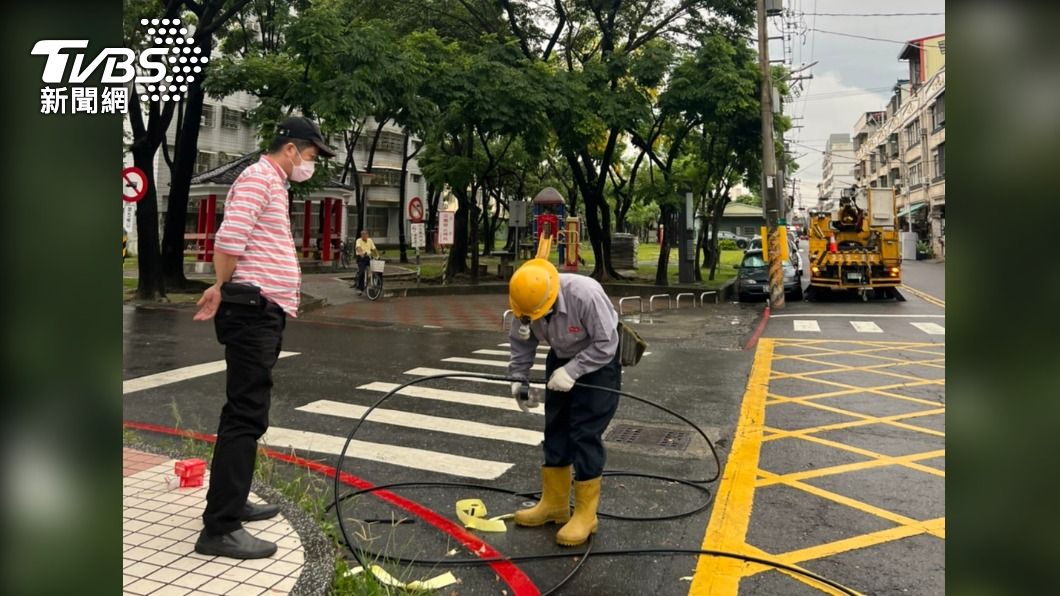 高雄燕巢、楠梓、大社5千多戶因雷擊停電。（圖／TVBS）