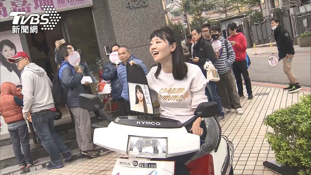 高嘉瑜也曾用自己的俏皮嘟嘴照做成擋泥板。（圖／TVBS資料畫面）