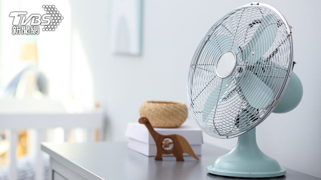 專家建議夏日不要開電扇睡覺。(示意圖/shutterstock達志影像)