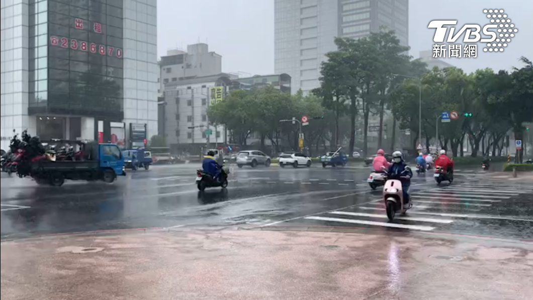 高雄雷雨狂轟! 傍晚近6千戶停電、路面現天坑