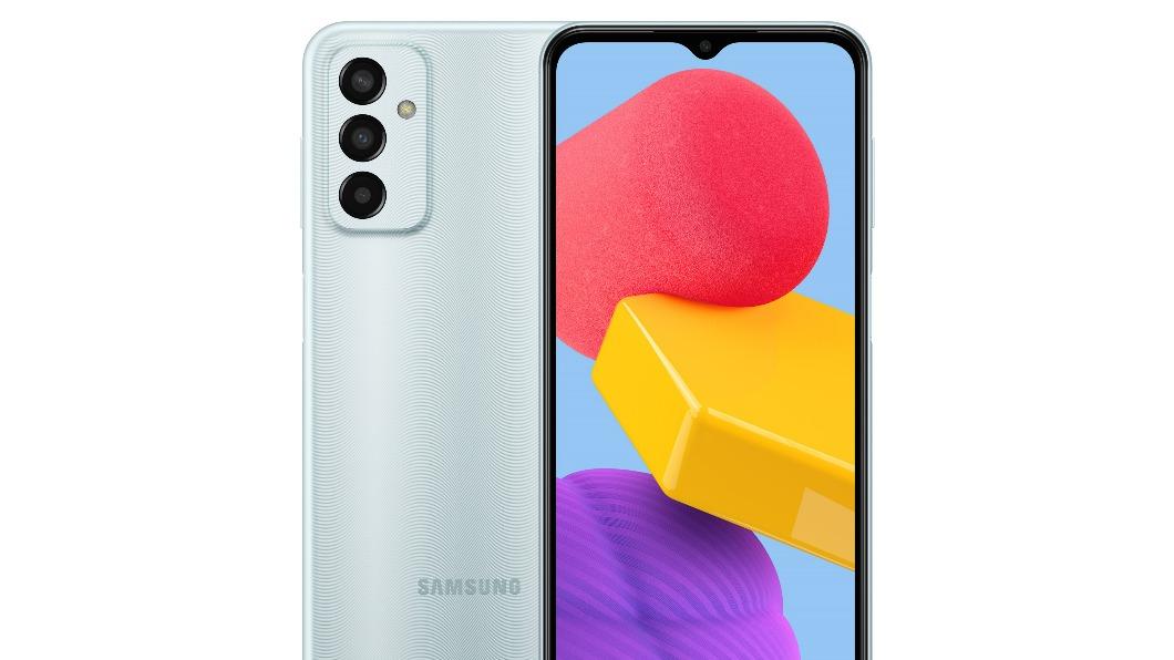 Galaxy M13先機藍_正面。(圖/三星提供)