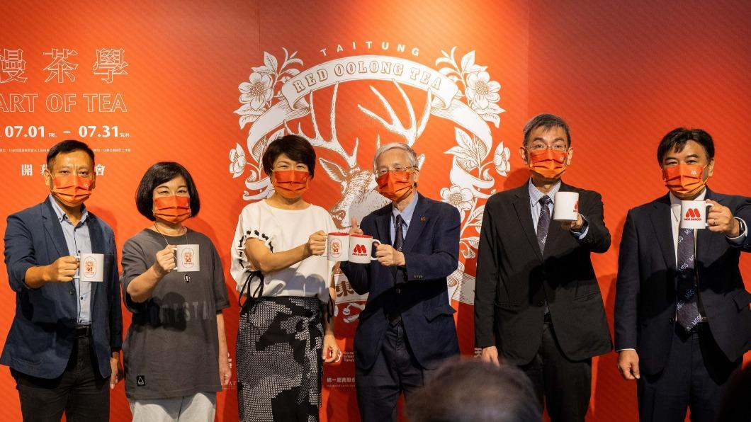 摩斯漢堡董事長林建元、台東縣政府饒慶鈴縣長出席台東紅烏龍小茶館展覽記者會。(圖/摩斯提供)