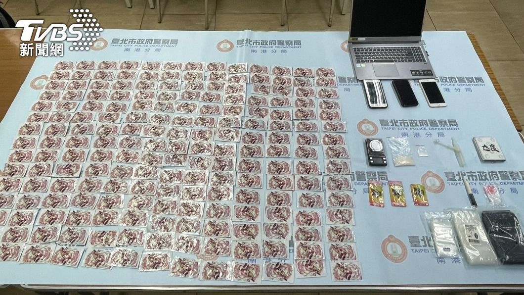 警方查扣近200包毒品咖啡包。(圖/TVBS)