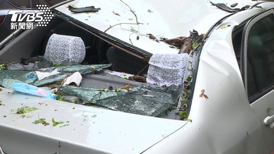 車輛因為颱風、地震、海嘯、冰雹、洪水或因雨積水而受到損害的話,多半的車體險是不保項目。(圖/TVBS)
