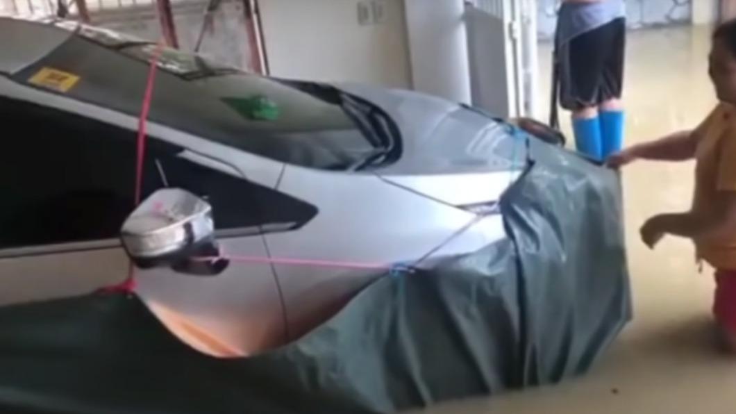 影片當中可以看到漂浮在水上的車輛靠著一個人就可以輕鬆移動。（圖／翻攝自DADDY M’ CASTRO YT）