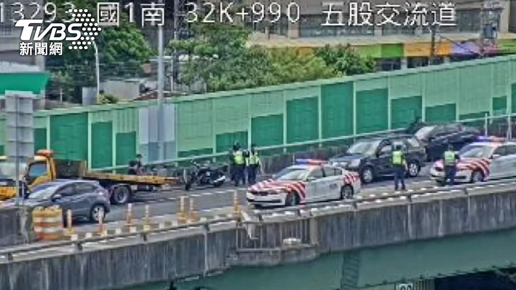 大型重機騎上國道爭路權,警方強勢攔截後開單。(圖/TVBS)