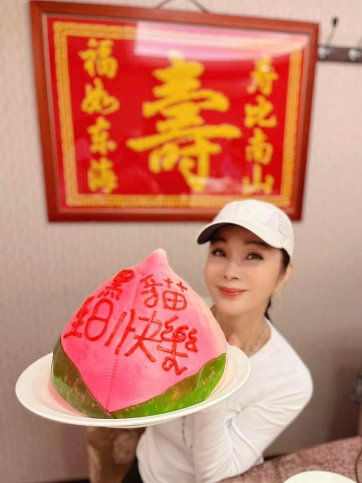 陳美鳳66歲生日獻給金曲獎,友人提前為她慶生。(圖/民視提供)