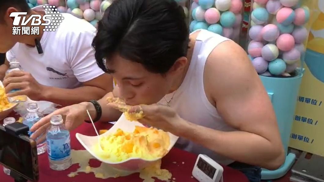 不計形象！台南1.5公斤巨無霸芒果冰　他129秒完食奪冠