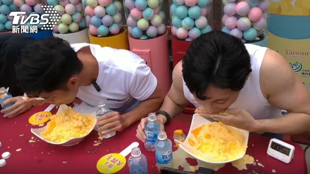參賽者大口吃冰。（圖／TVBS）