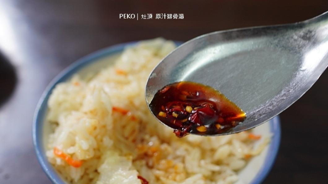 高麗菜飯加辣後,口感層次更明顯。(圖/PEKOのSimple Life 提供)