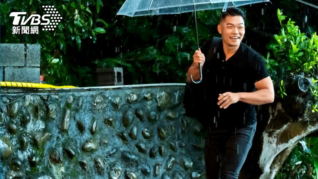 李玖哲擔任本週小幫手。（圖／TVBS）