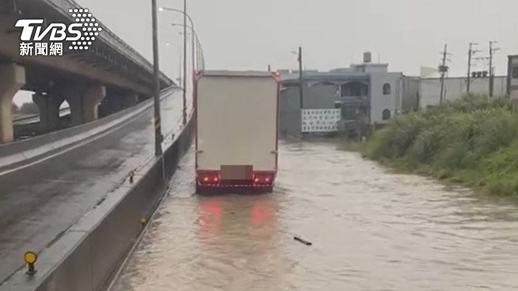 道路淹水近一個輪胎高。(圖/TVBS)