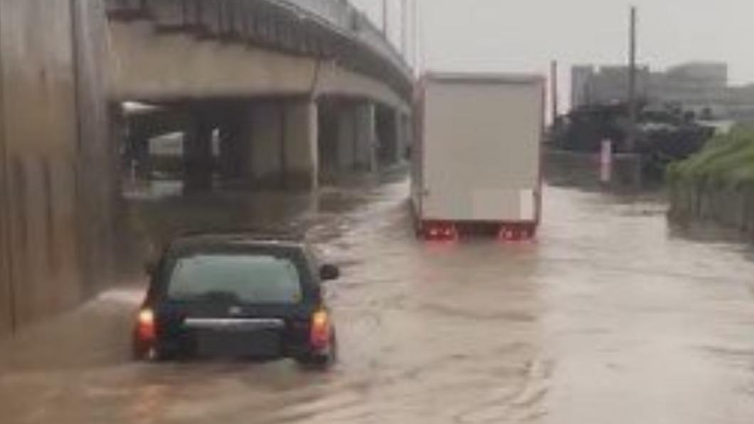 瞬間大雨！台61觀音段積水成黃河　「水淹過輪胎」1車受困