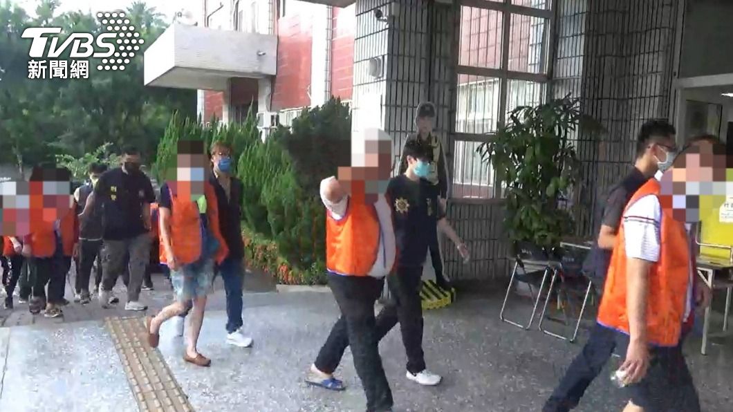 警方將24名賭客移送地檢署。（圖／TVBS）