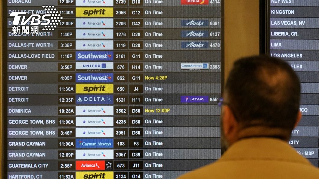 航空公司人力短缺,頻頻發生航班延誤或取消的狀況。(圖/達志影像美聯社)