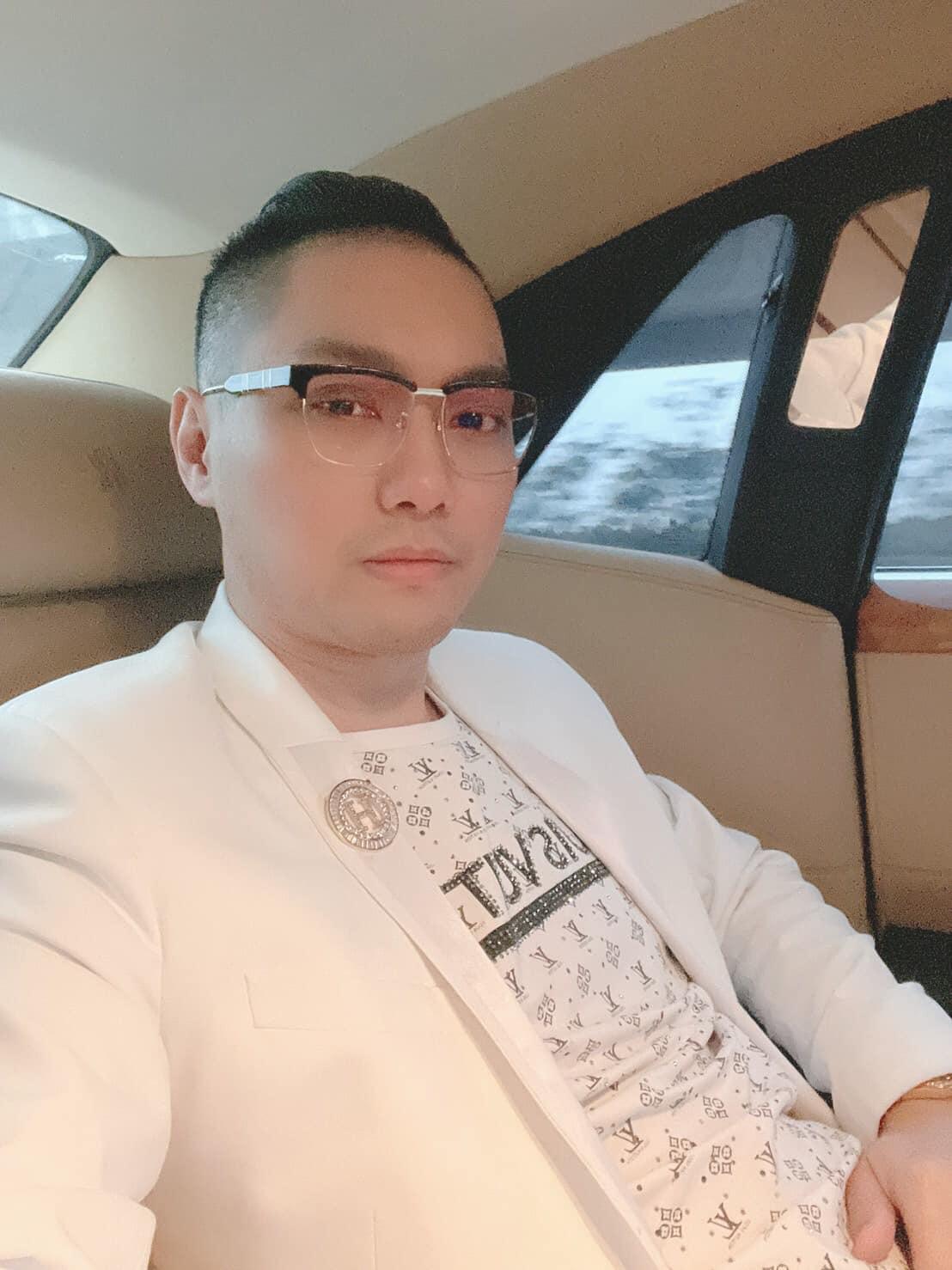 連千毅被網友誇是寵妻魔人。(圖/翻攝自蘭庭精品臉書)
