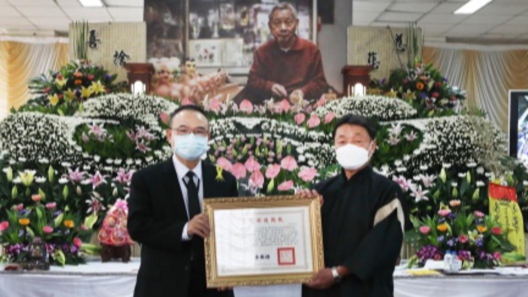 布袋戲偶頭藝師徐柄垣告別式　文化部頒旌揚狀