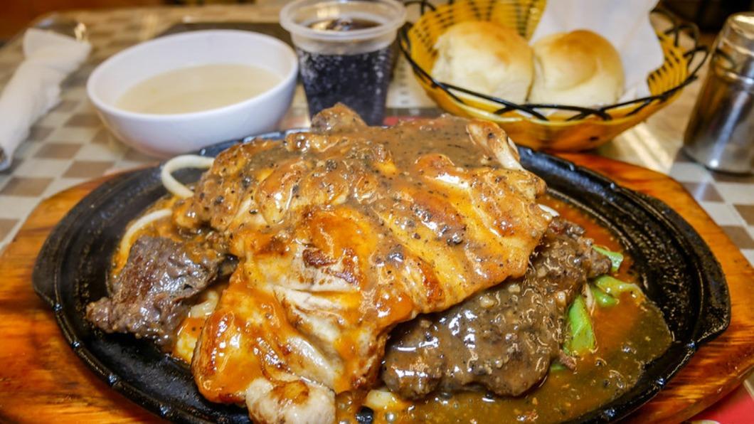 雞排加牛排一份只要230元。(圖/鄉民食堂提供)