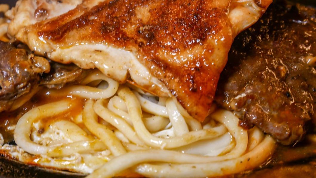 厚切雞腿排外皮酥脆。(圖/鄉民食堂提供)