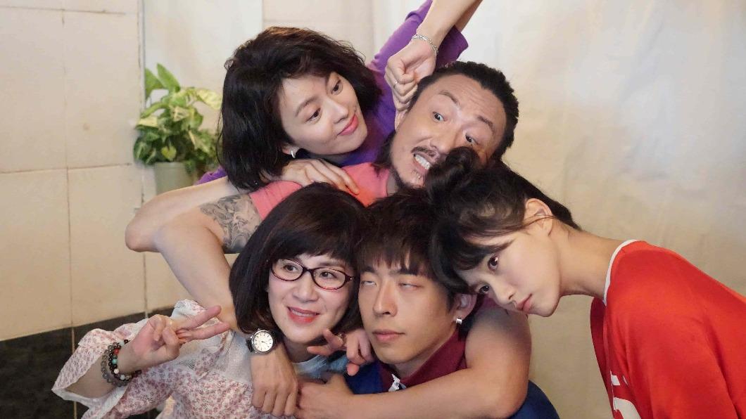 上排左起:梁詠琪、鄭中基,下排左起:吳君如、呂爵安、袁澧林。(圖/甲上提供)