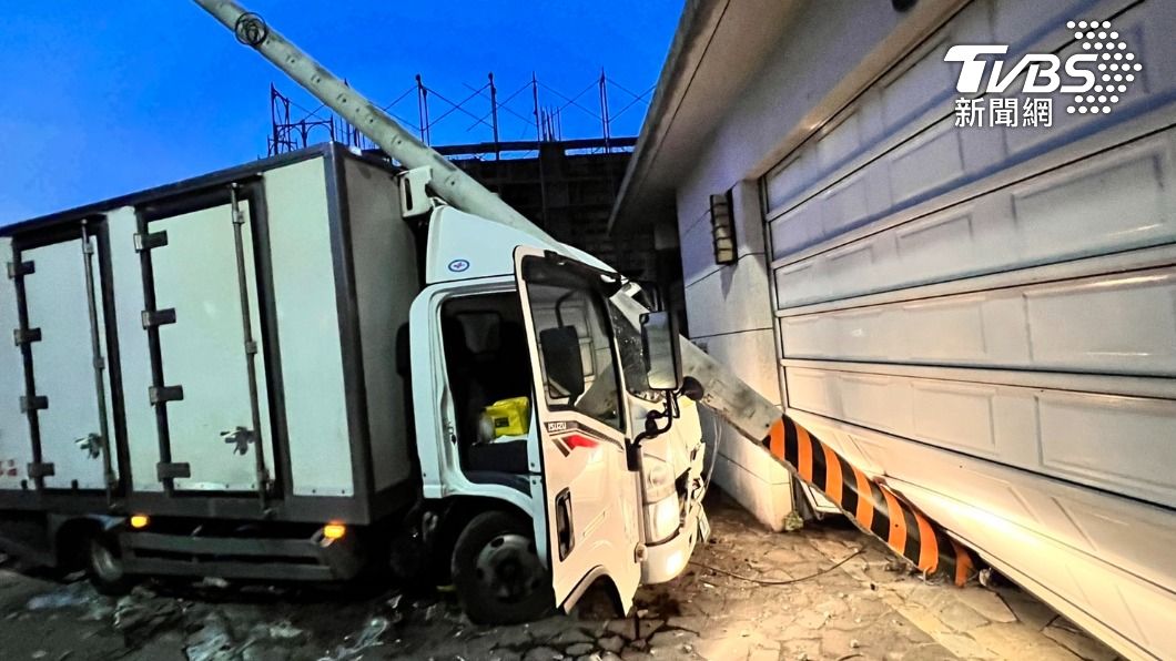 苗栗兩車路口對撞!大貨車左搖右晃7次 推電桿衝進民宅