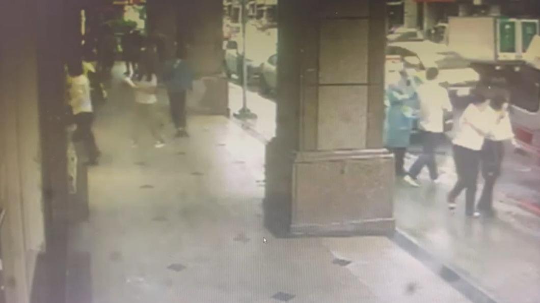警消人員將3名傷者送上救護車。（圖／民眾提供）