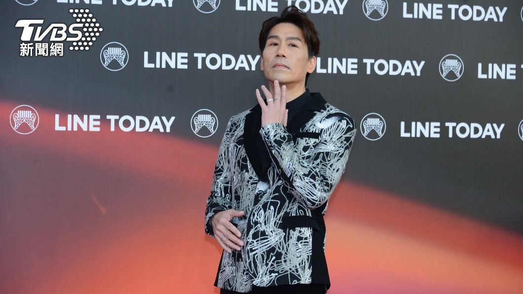 金曲紅毯/「國民姑丈」羅時豐來了! 超大肌肉撐爆針織西裝