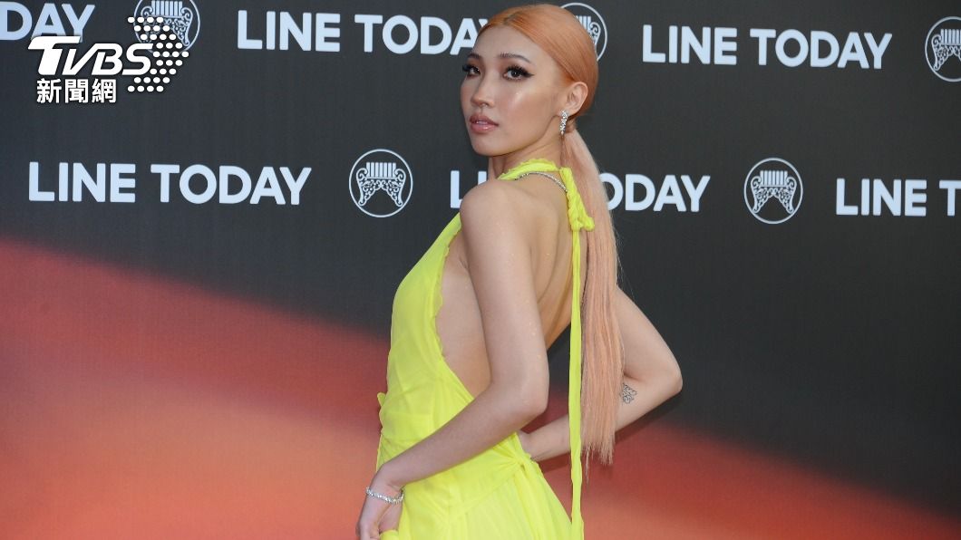 金曲紅毯/準歌后Karencici放送「大片美背」 行頭破7位數