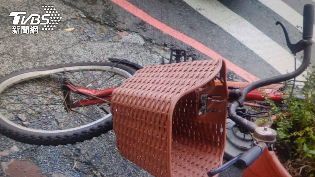 腳踏車被輾。(圖/TVBS)