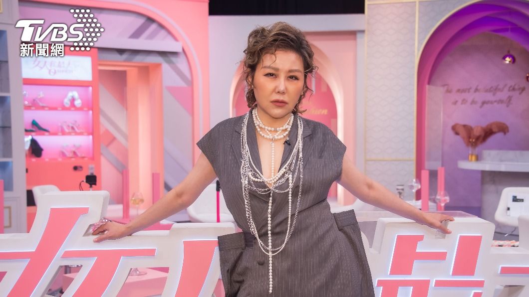 藍心湄點評紅毯造型。(圖/TVBS)